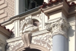 Detailní pohled na restaurované vstupní portály