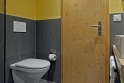 Koupelna Hotelu „Eiger“ po rekonstrukci.
Během stavebních prací byly vyměněny 48 let staré splachovací nádržky pod omítku první generace - stále v perfektní kondici - za montážní prvky Geberit Duofi x pro závěsné WC s nádržkami Sigma.