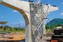 Bednění, výztuž a odbednění železobetonových pilířů mostu