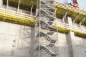Schodišťové věže přinášejí bezpečný přístup na staveniště i betonářským lávkám. A jsou bezpečné i do značných výšek. 
