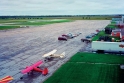 Stav letištní plochy před opravou v roce 1992 ohrožující bezpečný provoz