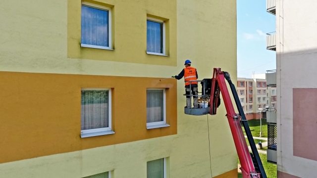 Jak odstranit mechy a řasy ze zateplené fasády bytových i rodinných domů