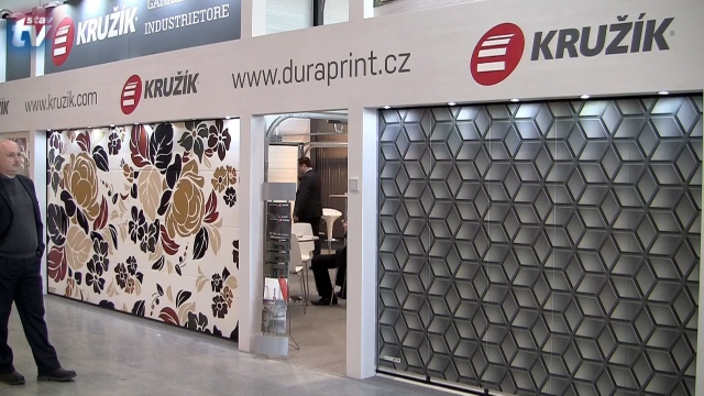 Technologie DURA PRINT od společnosti KRUŽÍK umožňuje digitálně potisknout vratové panely