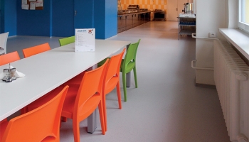 Školní jídelna získala díky designové podlaze Arturo nevšední tvář.
