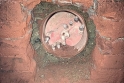 Ocelová chránička a vrtací hlava při dosažení stávajícího pochozího kolektoru z cihlového zdiva.