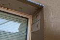 Zabudování okna s použitím začišťovací okenní  lišty, rohového profilu s okapničkou a ochranného rohu.