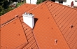 Údržbou šikmých střech před zimním obdobím se dá předejít větším škodám.