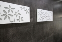 Umělecké doplňky vyniknou na obkladech v designu pohledového betonu.