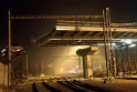 Noční výsuv mostu během výluky na železniční trati.