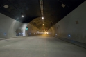 Tunel Klimkovice, tunelová trouba B pro jízdní pás ve směru od Ostravy na Brno o celkové délce 1088m. Pohled proti směru jízdy s bezpečnostním zálivem a hláskou tísňového volání systému SOS.