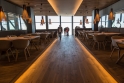 Masivní dřevěná podlaha dodává prostoru restaurace útulný vzhled