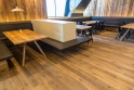 Masivní dřevěná podlaha společně s dřevěnými obklady i doplňky tvoří velice příjemné prostředí pro zákazníky restaurace Panorama