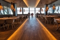 Masivní dřevěná podlaha 
dodává prostoru restaurace útulný vzhled
