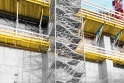 Bezpečný přístup na stavbu je jeden ze základů. Výstupová věž Doka 250 je dostatečně robustní a pohodlná aby jí šlo využít pro přístup i na vysoké konstrukce. 