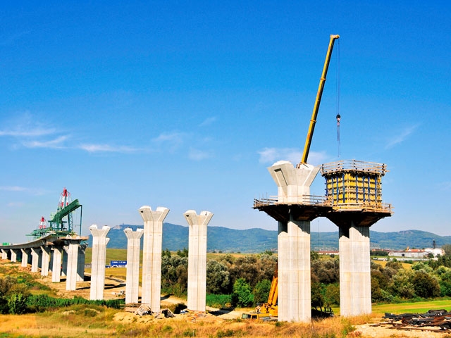 Jeden z najdlhších mostov na R1 finišuje