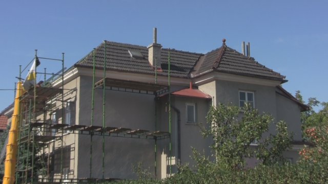 Střecha prvorepublikového domu v Hranicích svítí po rekonstrukci novotou