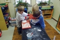 Děti si pomocí formy vyráběly cihličky pro stavbu klenby.