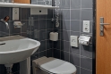 Koupelna Hotelu „Eiger“ před rekonstrukcí.
Během stavebních prací byly vyměněny 48 let staré splachovací nádržky pod omítku první generace - stále v perfektní kondici - za montážní prvky Geberit Duofi x pro závěsné WC s nádržkami Sigma.