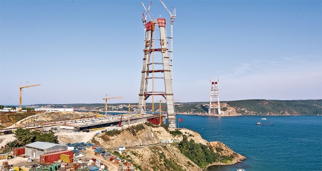 Třetí bosporský most, most s nejvyššími mostními pylony z betonu na světě, spojí po dokončení v roce 2015 evropský a asijský kontinent.