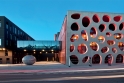Pohledový beton EASYCRETE na vstupní bublinkové oponě Nového divadla v Plzni. Červená betonová fasáda byla realizovaná z barevného betonu COLORCRETE. 