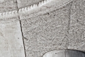 Při realizaci monolitu byly využity různé povrchy bednění i vklady do bednění 