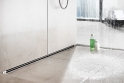 Pomocí nového odtoku do stěny Advantix Vario udává Viega trend v oblasti sprchových odtoků. Díky 25mm vestavné hloubce a jen 20 mm široké odtokové štěrbině přesvědčil nový odtok do stěny i porotu soutěže „Design Plus powered by ISH“. (Foto: Viega)