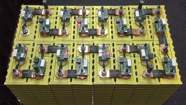 Součástí Foxtrotu je battery management každého článku dostupný na sběrnici CIB Common Installation Bus®