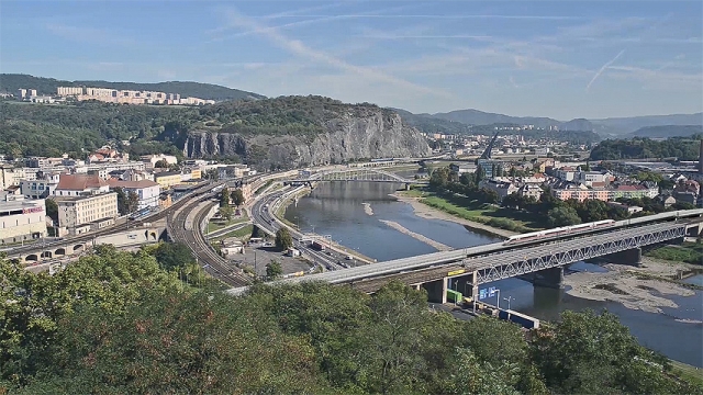 Nový most přes Labe v souběhu se stávajícím v zákresu do fotografie