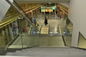 Pohled na nástupiště stanice Můstek trasy A ze schodiště do 
přestupní chodby nad přestupním eskalátorem, v pozadí s kioskem výtahu vedoucím na nástupiště MSB a do přestupní chodby