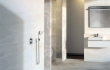 Geberit na ISH 2017: plochá sprchová vanička Setaplano a toaleta s integrovanou sprchou