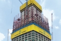 Při stavbě budovy Signature Towers v Kuala Lumpur zajišťuje ochranný štít Xclimb 60 ochranu po celém obvodu. Dodatečnou bezpečnost přináší záchytný plášť materiálu, který je připevněn na ochranný štít a byl vyvinut speciálně pro tento projekt. (© Mulia Group)