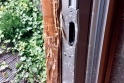 Tyto dveře po „neúspěšném“ vloupání 
sice musely být vyměněny, ale kování útoku odolalo.