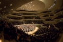 Velký koncertní sál poskytuje místo pro cca 2100 osob. A přesto není žádný posluchač od dirigenta vzdálen více než 30 metrů. Už tím se potvrzuje jedinečný zvukový zážitek v Labské filharmonii. (Fotografie: Chicago Symphony Orchestra / Riccardo Muti © Todd Rosenberg Photography)