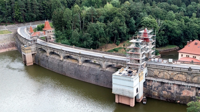 Složitá rekonstrukce střech objektů přehrady Les Království