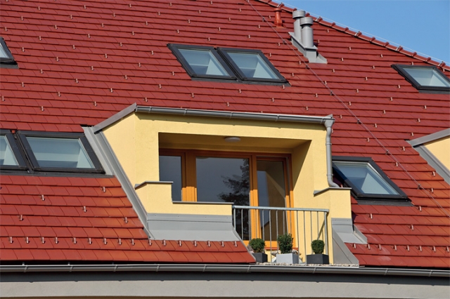 Použití ploché střešní tašky Tondach Figaro 11 s vínovou engobou při realizaci střechy bytového domu