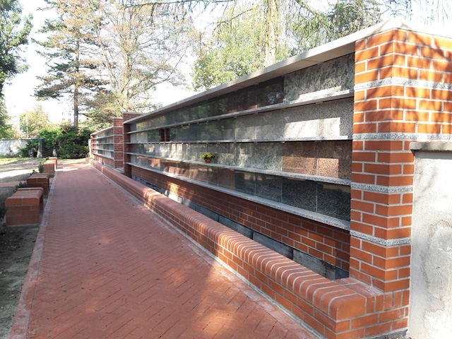 Využití lícových cihel a cihlové dlažby při rekonstrukci hřbitovní zdi v České Lípě