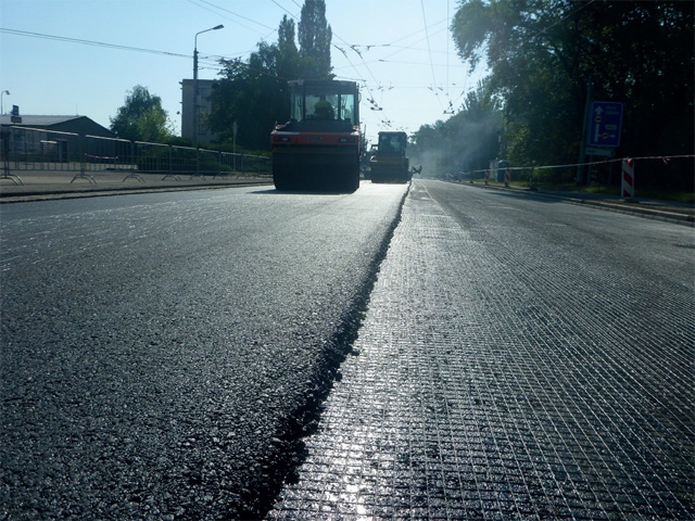 5. Hutnění asfaltové vrstvy na samo-adhezní mříži GlasGrid, 2013