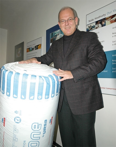 Ing. Emil Pavlovič, obchodní ředitel společnosti URSA CZ, s novým výrobkem PURE ONE