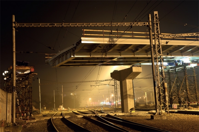 Noční výsuv mostu během výluky na železniční trati.