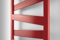 Designový radiátor Zehnder Kazeane v barvě Black Matt 0557, 
detail v barvě Ruby Red 3003.