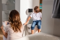Výška WC má významný vliv na pohodlí. Dětem například více vyhovuje, když je WC níže. Předstěnový systém Viega Prevista v provedení s nastavitelnou výškou umožňuje WC keramiku posunout až o osm centimetrů nahoru nebo dolu. (Foto: Viega)