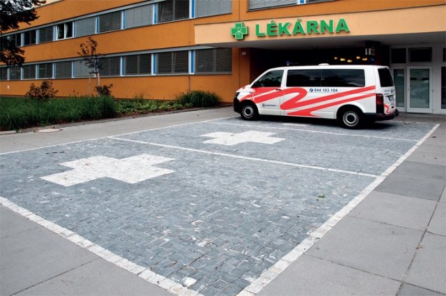 Fakultní nemocnice v Ostravě - realizace prostor před poliklinikou