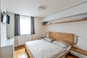 Malý mezonetový byt v Praze – Podolí ukrývá zajímavá řešení interiéru