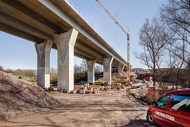 Metrostav postavil v rekordním čase klíčový most na novém úseku D6 u Řevničova