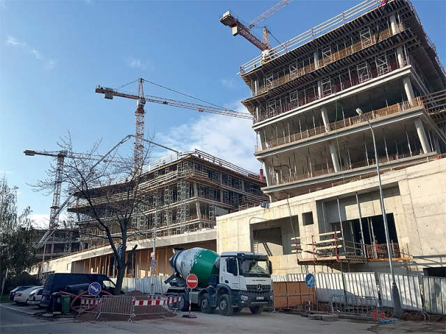 Dodávky betonu pro stavbu Bořislavka na Evropské třídě.