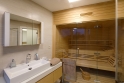 Ložnice má vlastní koupelnu se saunou. 