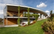 Cihlový dům obloukového tvaru umožňuje majitelům trojrozměrné výhledy