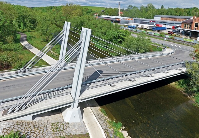 Most ev. č. 01873-1 spojuje místní část Hrachovec se silnicí I/35 vedoucí z Valašského Meziříčí do Rožnova pod Radhoštěm