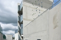 Dominantou areálu je více než 10 m vysoká lezecká stěna z pohledového betonu.