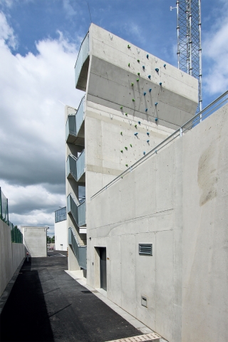 Dominantou areálu je více než 10 m vysoká lezecká stěna z pohledového betonu.